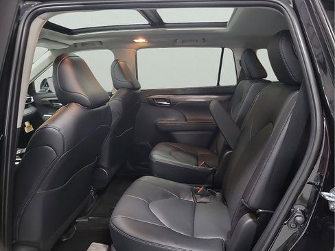 Certified 2026 Toyota Highlander Platinum AWD/4WD image 9