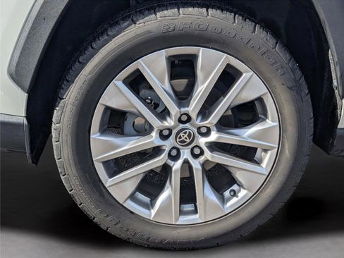 Used 2022 Toyota RAV4 XLE Premium image 9