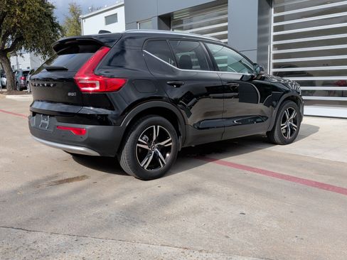 Used 2025 Volvo XC40 B5 Core image 10