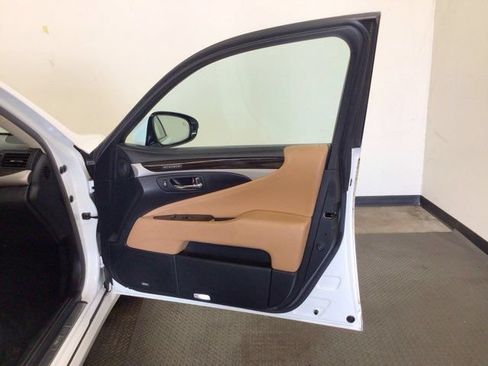 Used 2013 Lexus LS 460 w/ Comfort Pkg RWD image 10