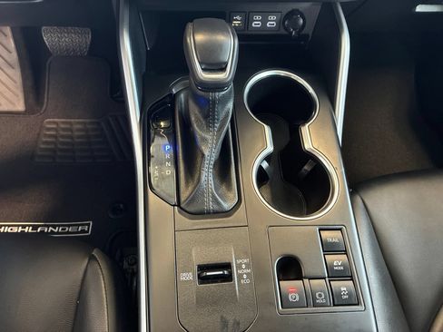Used 2024 Toyota Highlander XLE AWD/4WD image 25