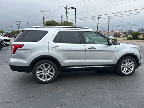 Used 2017 Ford Explorer Limited w/ Equipment Group 301A FWD image 6