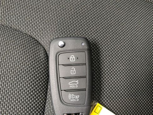 Used 2025 Hyundai Elantra SE image 32