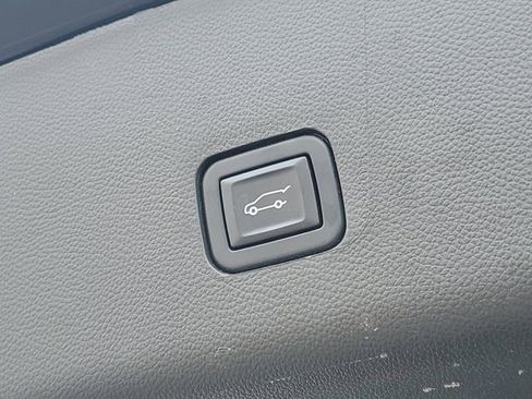 Used 2022 Chevrolet Traverse LT image 8