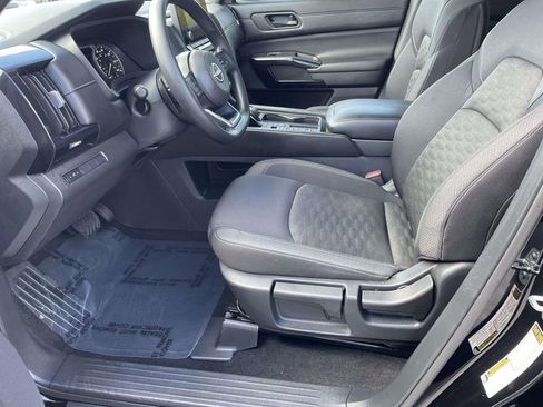 Used 2024 Nissan Pathfinder S image 18