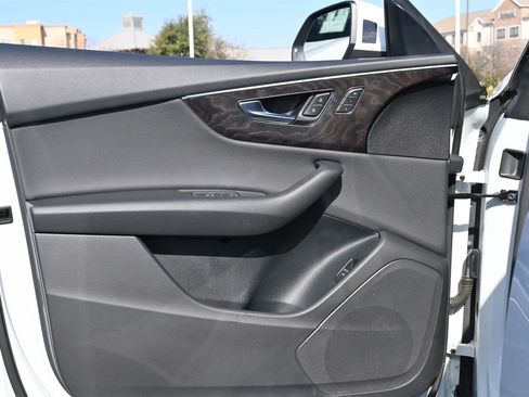 Used 2023 Audi Q8 Premium image 16