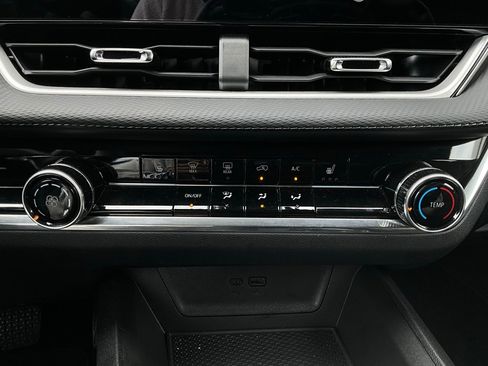 Used 2025 Chevrolet Equinox LT image 24