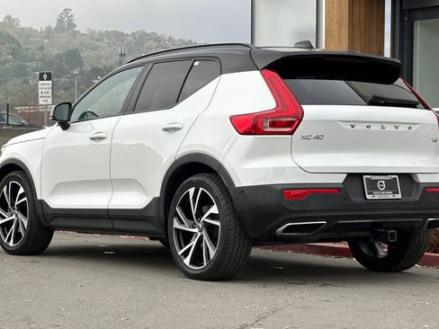 Used 2019 Volvo XC40 T4 R-Design image 6