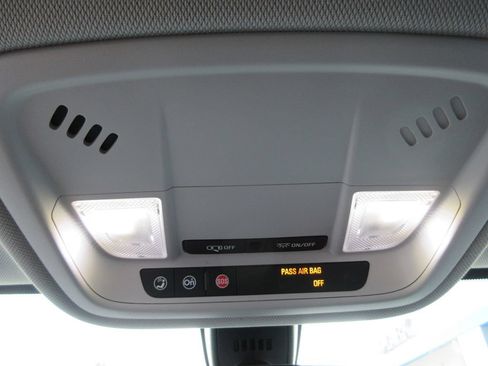 Used 2018 Chevrolet Traverse LT FWD image 31