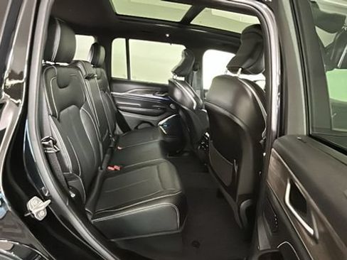Used 2023 Jeep Grand Cherokee Overland w/ Luxury Tech Group IV AWD/4WD image 28