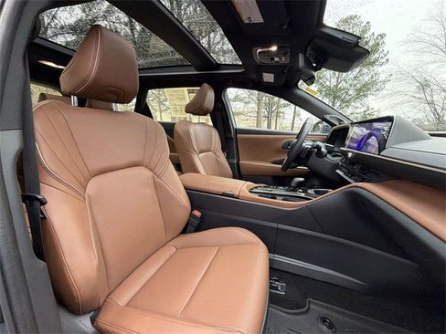 Used 2025 Toyota Crown Signia w/ Advanced Technology Package image 27