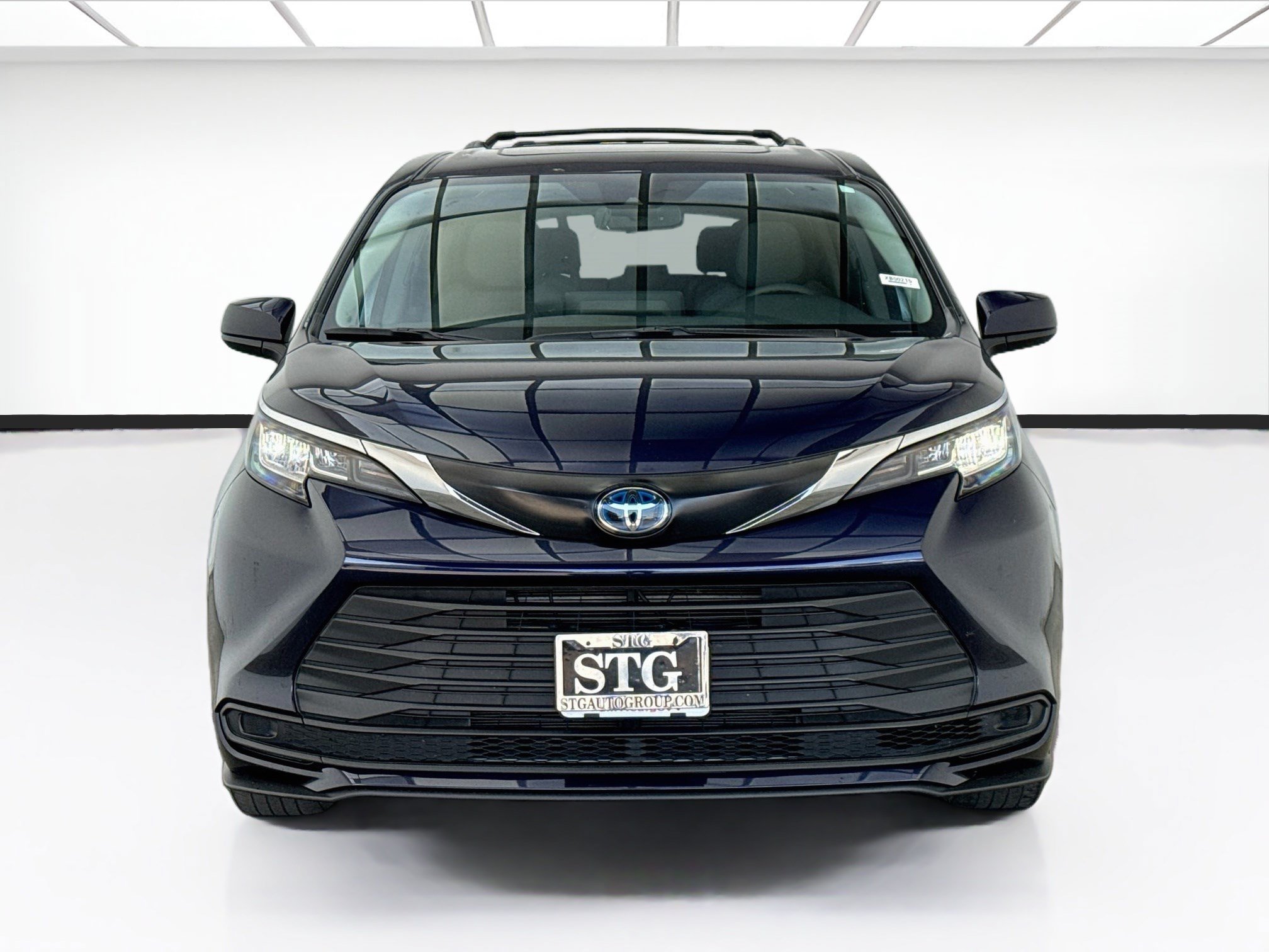 Used 2023 Toyota Sienna LE w/ LE Plus Package AWD/4WD image 2
