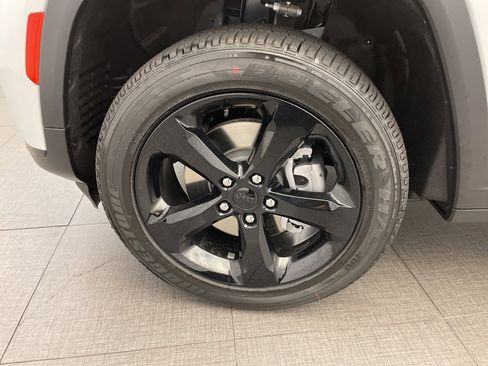 New 2025 Jeep Grand Cherokee L Altitude image 8