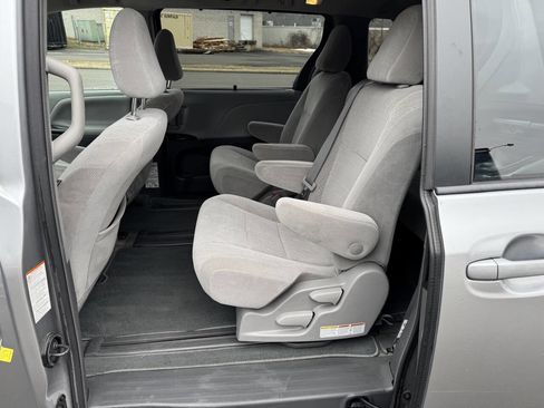 Used 2018 Toyota Sienna LE image 15