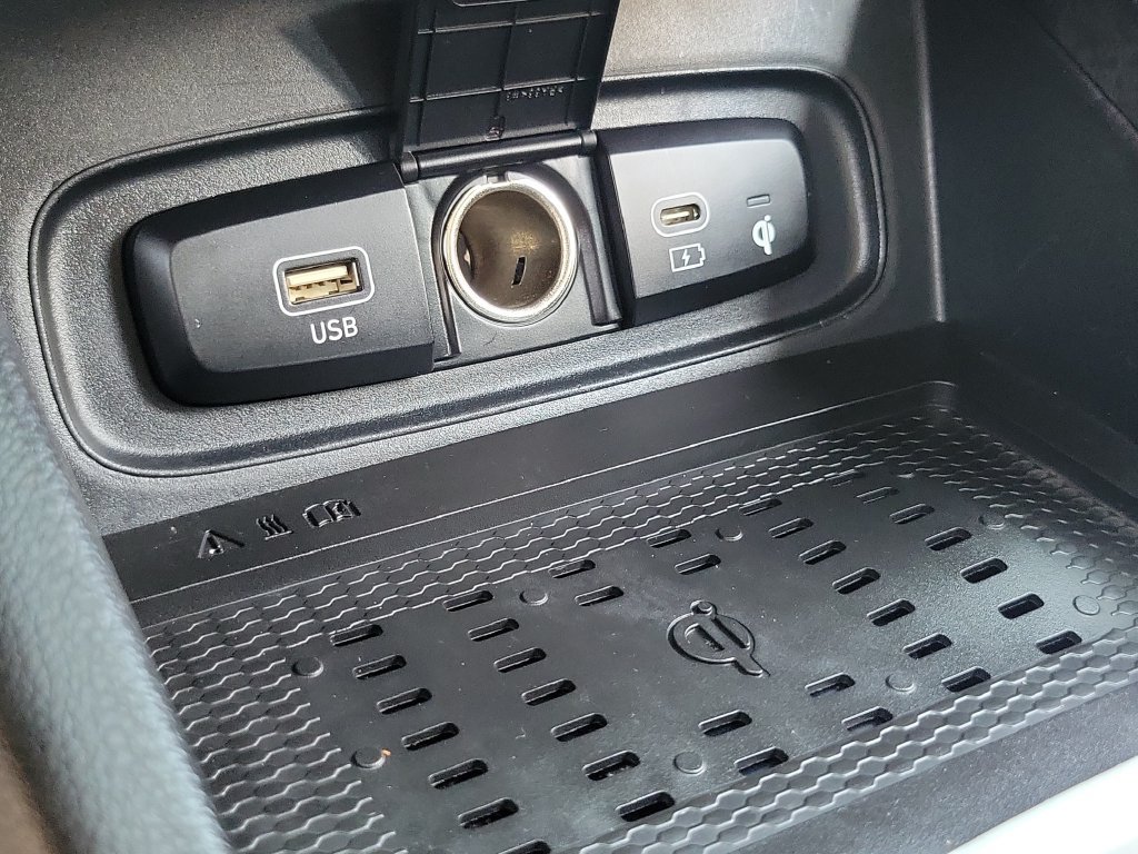 Used 2023 Hyundai Venue Limited FWD image 13
