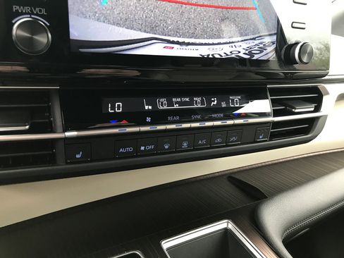 Certified 2023 Toyota Sienna XLE AWD/4WD image 23