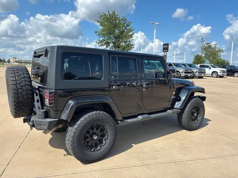 Used 2016 Jeep Wrangler Unlimited Sahara w/ Connectivity Group AWD/4WD image 3