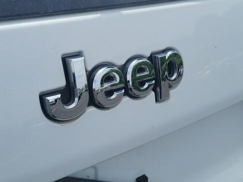 Used 2019 Jeep Cherokee Latitude w/ Popular Appearance Group FWD image 7