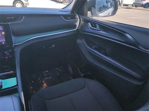 Used 2025 Jeep Grand Cherokee Laredo X image 17