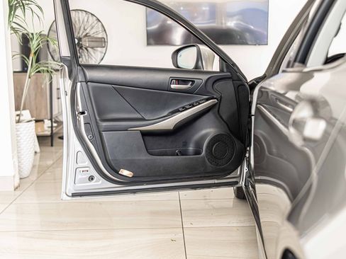 Used 2017 Lexus IS 300 AWD image 33