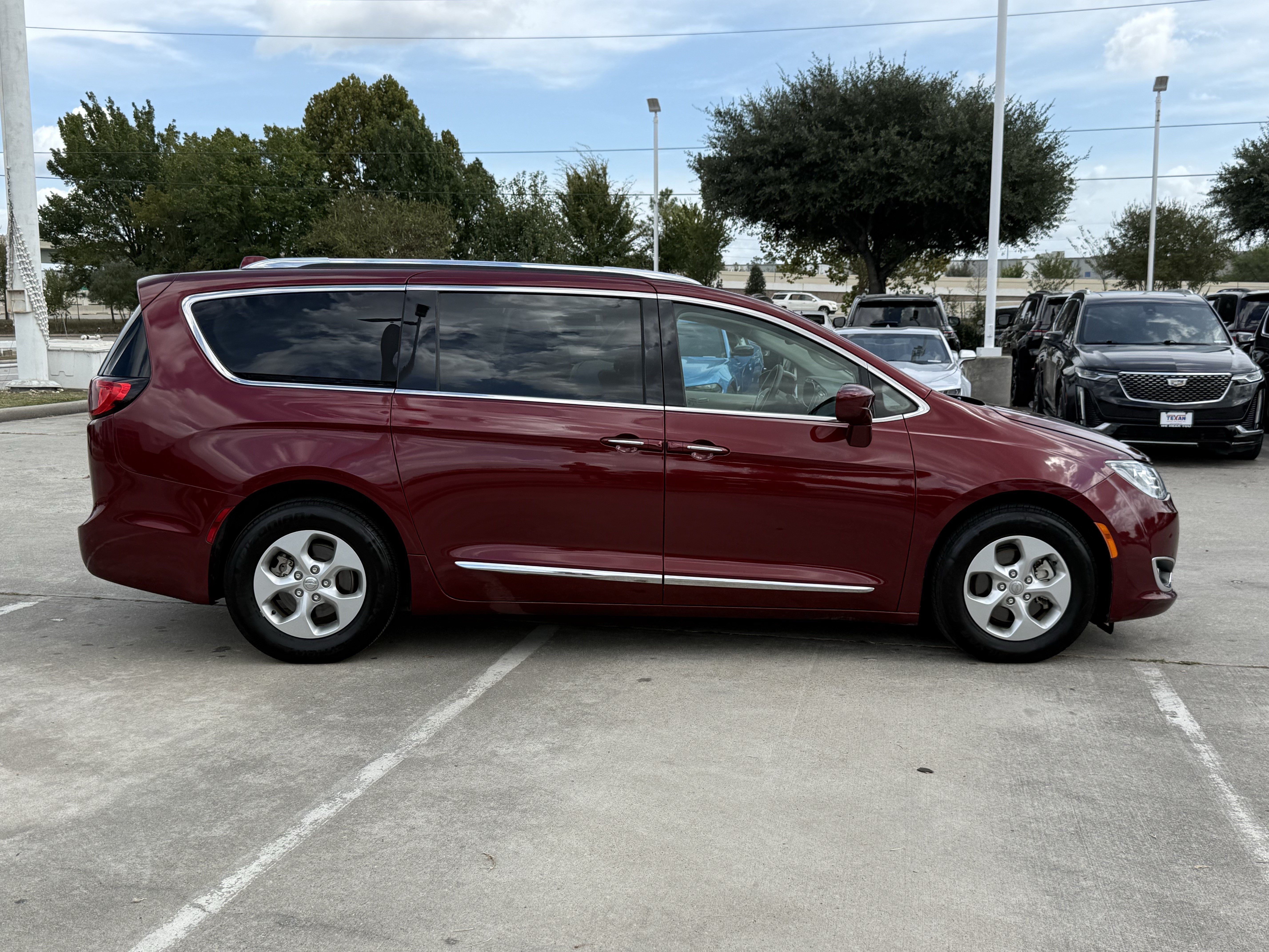 Used 2017 Chrysler Pacifica Touring-L Plus FWD image 3