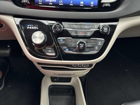 Used 2024 Chrysler Pacifica Touring-L FWD image 19