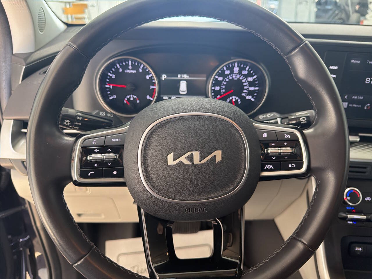 Used 2024 Kia Carnival LX FWD image 12