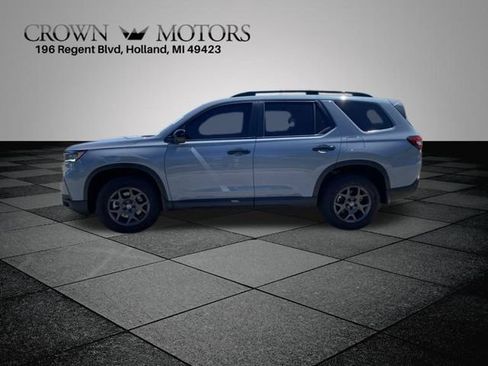 Used 2025 Honda Pilot TrailSport image 8