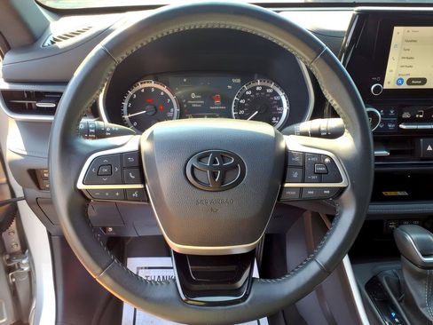 Used 2023 Toyota Highlander XSE FWD image 25