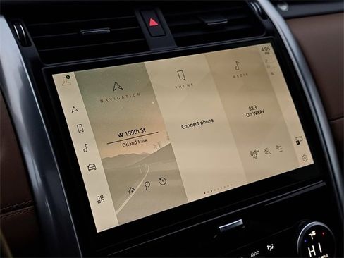 Used 2024 Land Rover Discovery Metropolitan Edition image 25