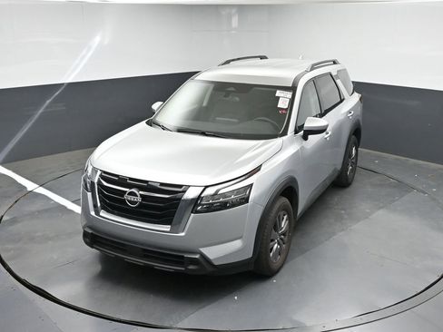 Used 2025 Nissan Pathfinder SV image 17