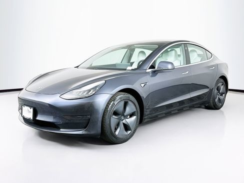 Used 2019 Tesla Model 3 Standard Range image 3