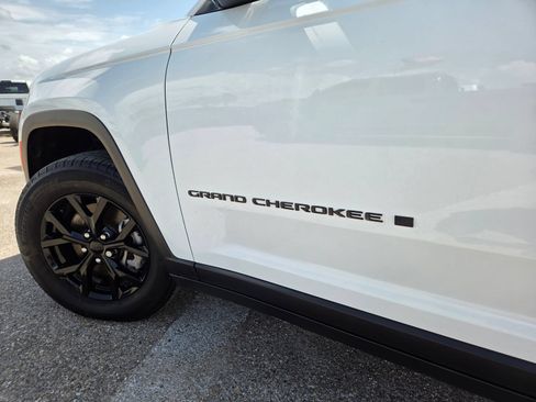 Used 2025 Jeep Grand Cherokee L Altitude AWD/4WD image 14