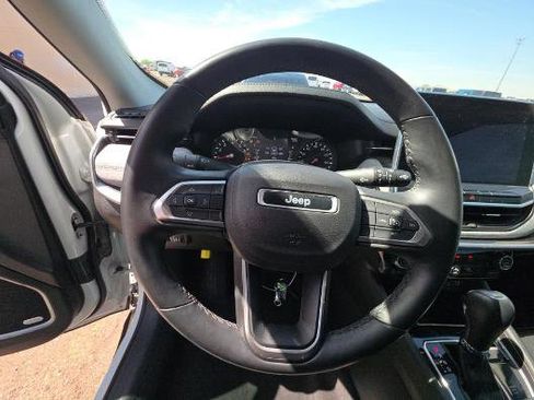 Used 2022 Jeep Compass Latitude w/ Sun and Sound Group AWD/4WD image 10