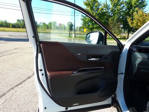 Used 2024 Toyota Venza Limited image 17