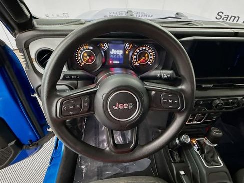 Used 2025 Jeep Gladiator Sport image 11