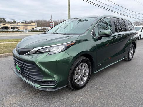 Used 2021 Toyota Sienna LE image 2