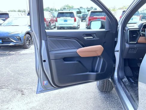 New 2026 GMC Canyon AT4 w/ AT4 Premium Package AWD/4WD image 9