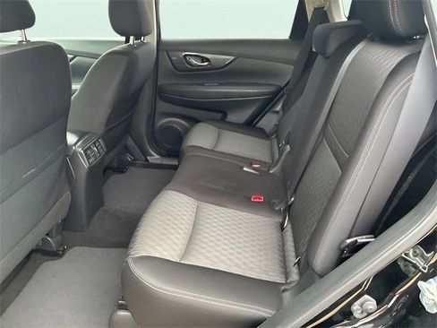 Used 2018 Nissan Rogue SV image 16