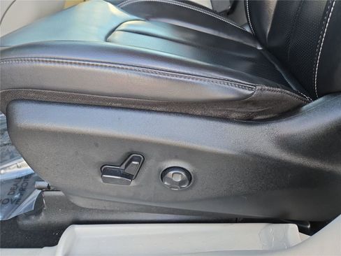 Used 2023 Chrysler Pacifica Touring-L FWD image 19