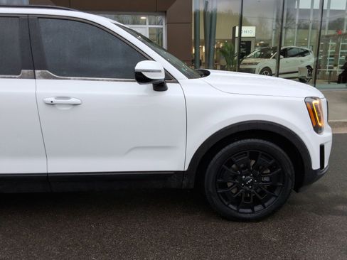 Used 2022 Kia Telluride SX w/ SX Prestige Package image 3
