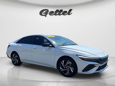 Used 2025 Hyundai Elantra SEL FWD image 3