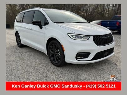 Used 2026 Chrysler Pacifica Limited w/ Uconnect Theater Family Group