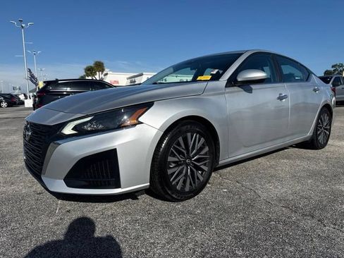 Used 2023 Nissan Altima 2.5 SV FWD image 2