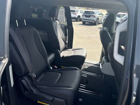 Used 2024 Kia Carnival LX FWD image 10