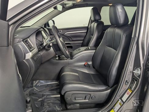 Used 2017 Toyota Highlander SE image 12