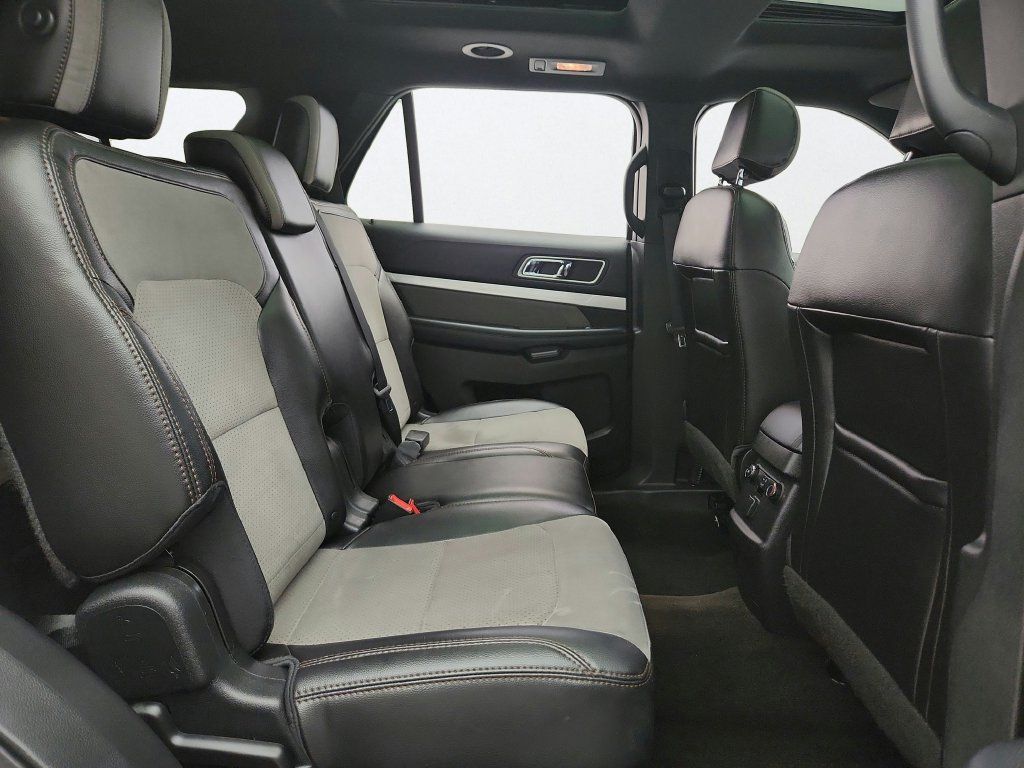 Used 2017 Ford Explorer XLT w/ Equipment Group 202A AWD/4WD image 35