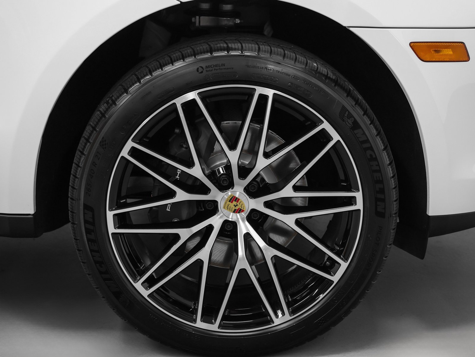 Certified 2026 Porsche Macan AWD/4WD image 16