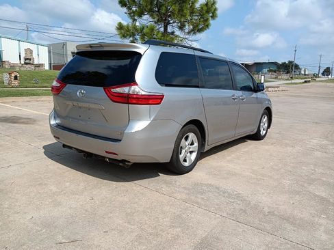 Used 2017 Toyota Sienna LE image 3