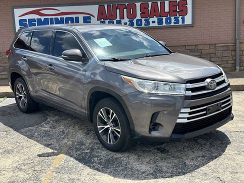 Used 2017 Toyota Highlander LE w/ Carpet Mat Package FWD image 3